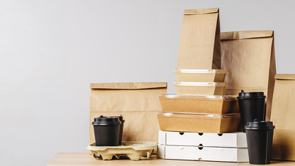 Becher, Taschen und verschiedene Verpackungsprodukte. 