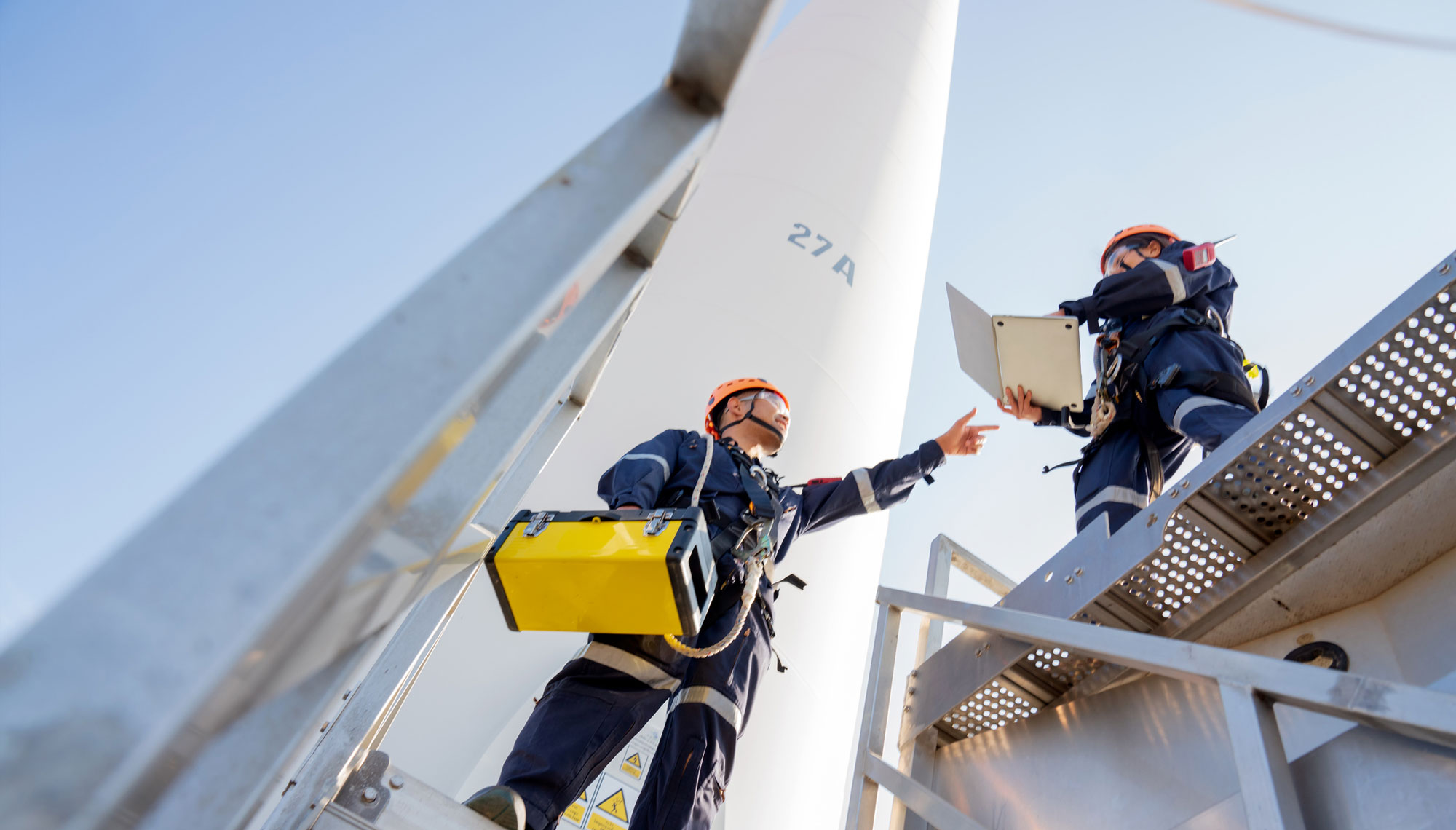 Techniker bei der Arbeit an einer Windkraftanlage