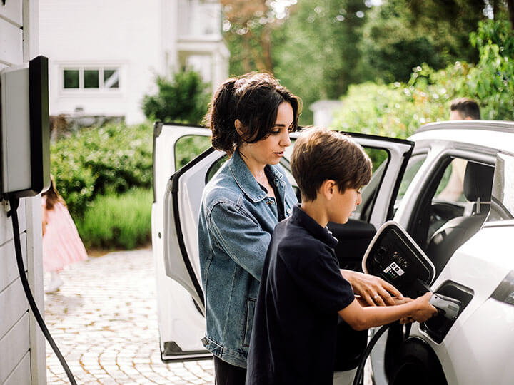 Familie lädt Elektrofahrzeuge auf