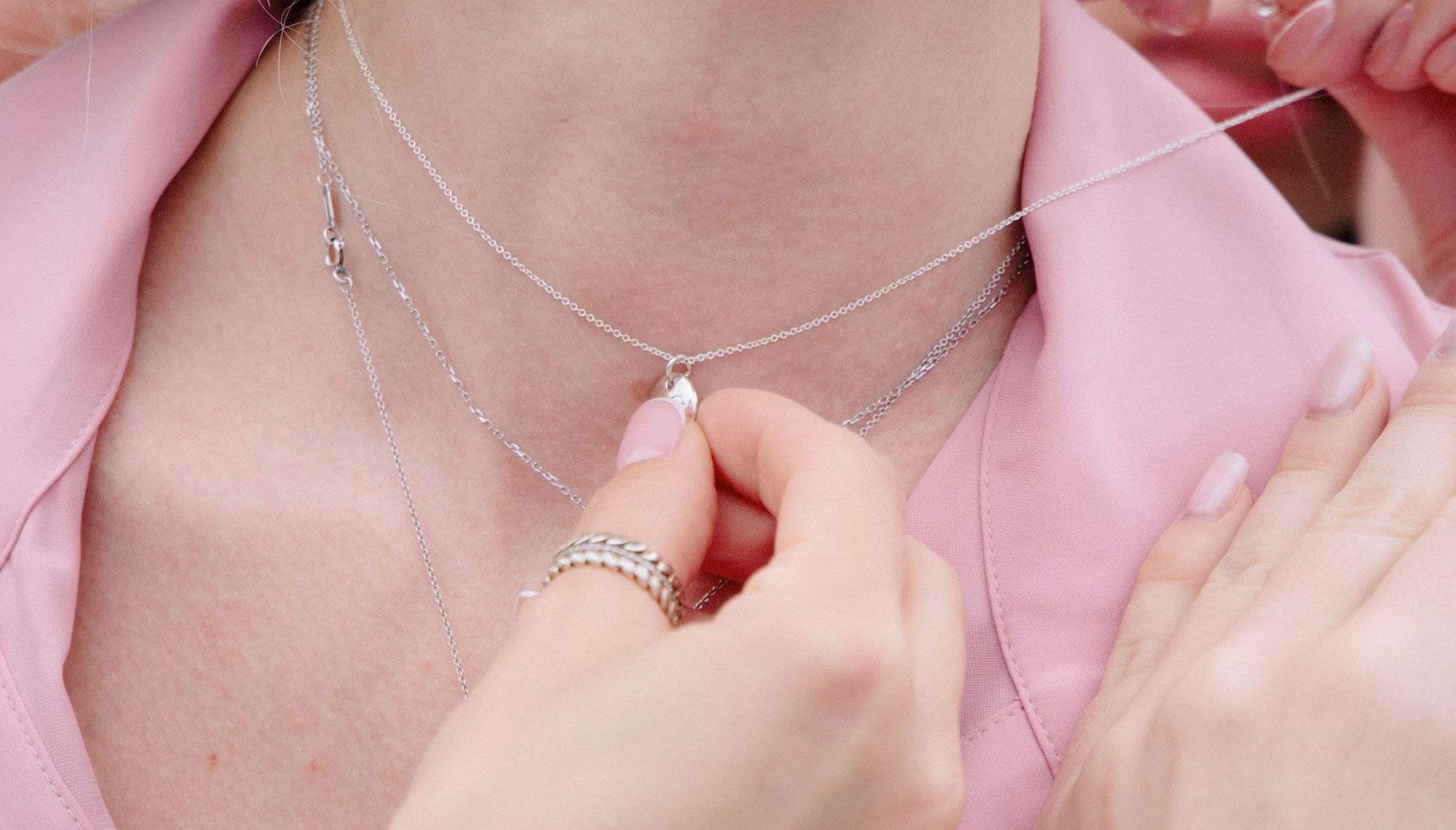 Frau mit Schmuck