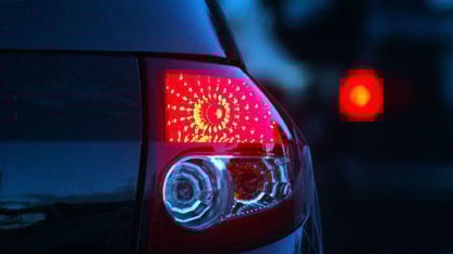 un foco trasero de un coche iluminado
