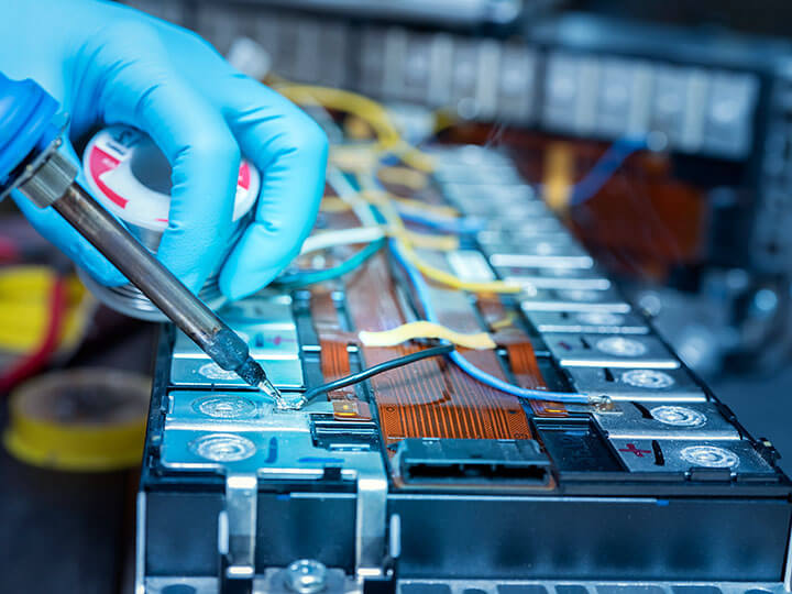 Aufnahme eines Elektrofachmanns, der mit Verkabelungen und Komponenten arbeitet