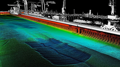 Farbige Sonaraufnahme von Unterwasser-Stützstrukturen in einem Hafen